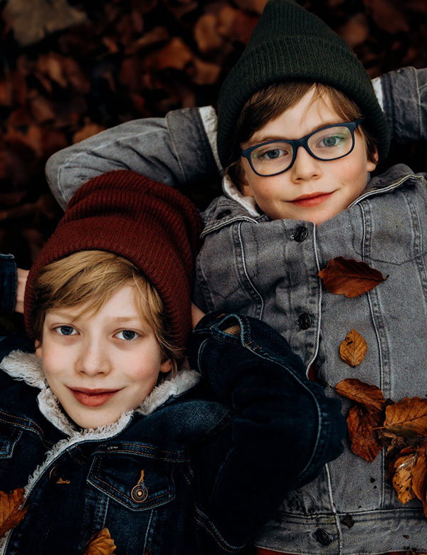 Kinderlijk model met bruin haar Aiden K.