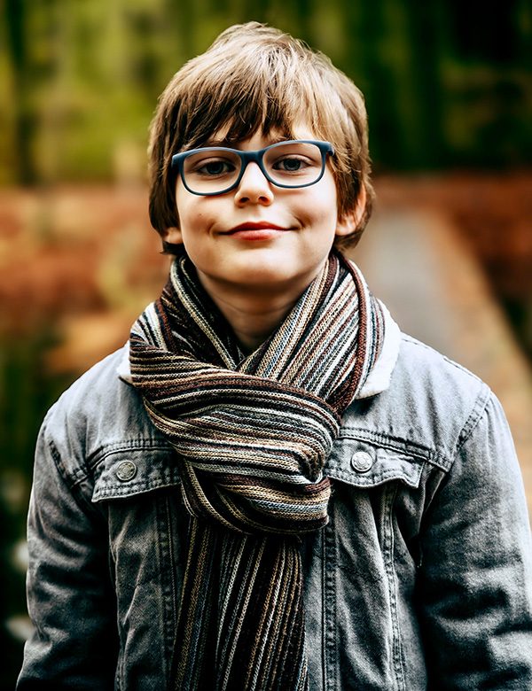 Kinderlijk model met bruin haar Aiden K.