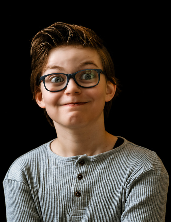 Kinderlijk model met bruin haar Aiden K.