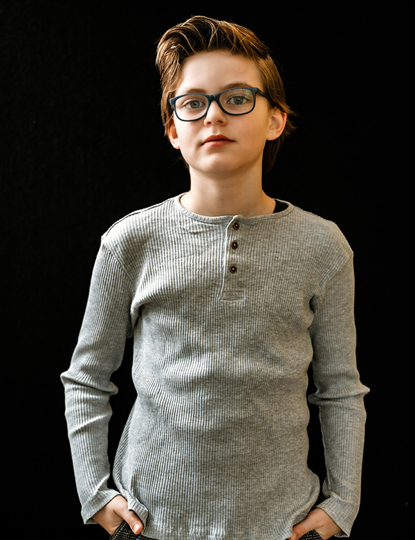 Kinderlijk model met bruin haar Aiden K.