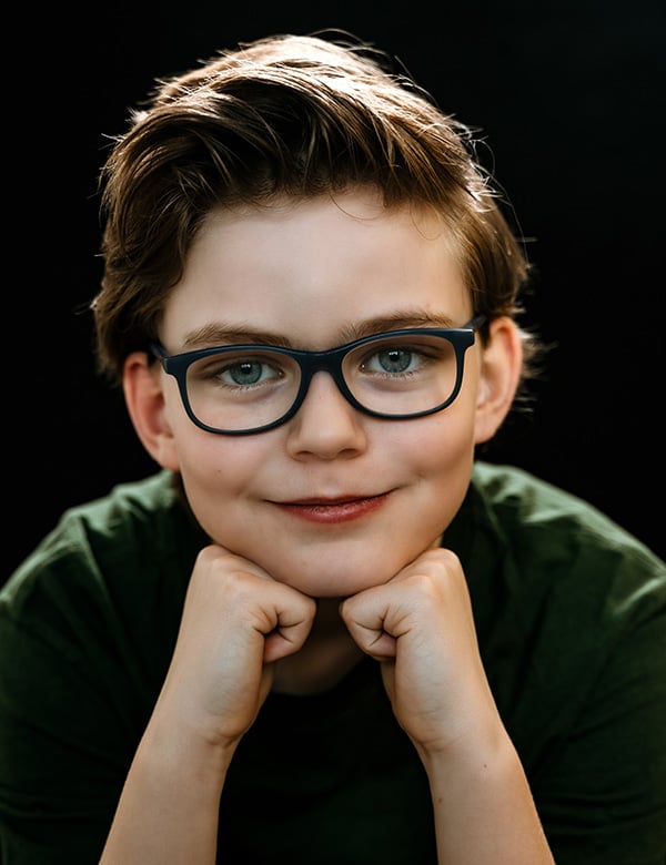 Kinderlijk model met bruin haar aiden k.
