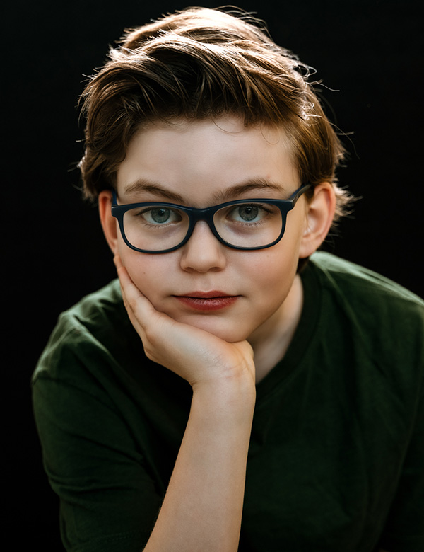 Kinderlijk model met bruin haar Aiden K.