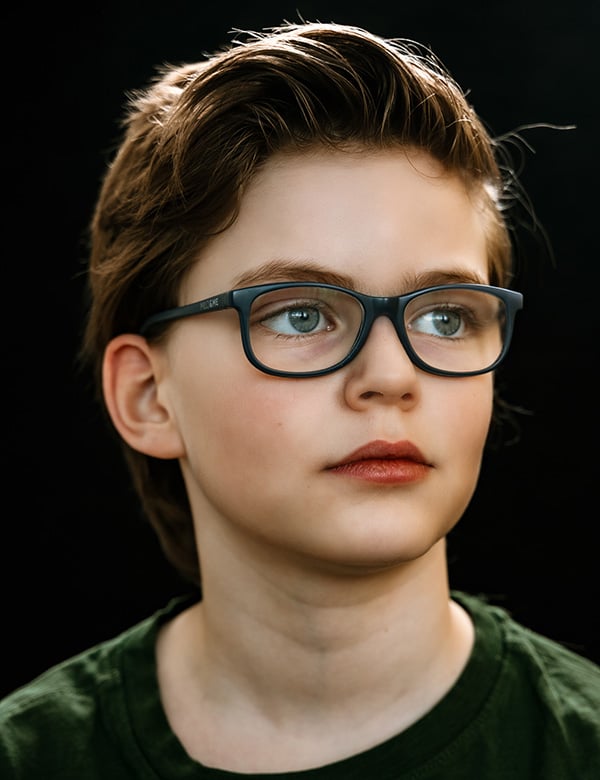 Kinderlijk model met bruin haar Aiden K.