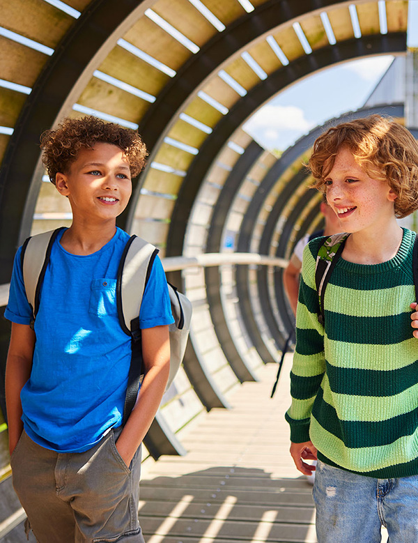 Kindermodel met krullend haar Aiven