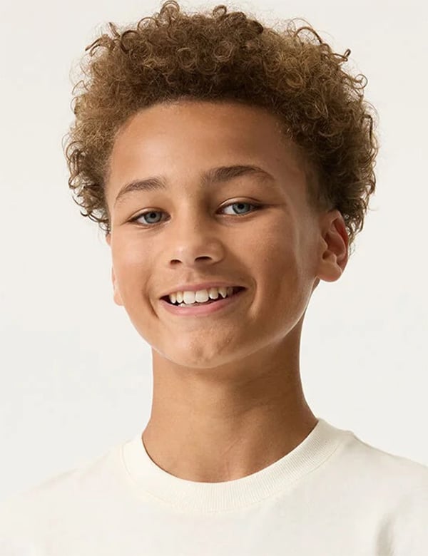 Tienermodel met lichtbruin haar aiven