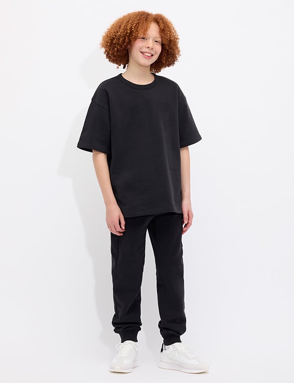 Tienermodel met rood haar Aiden