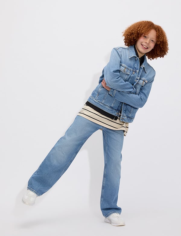 Tienermodel met rood haar Aiden