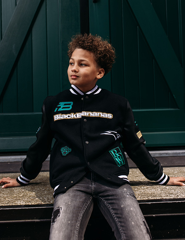 Kindermodel met bruin krullend haar Aiven