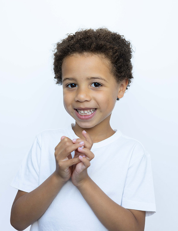 Kindermodel met bruin haar Alejo