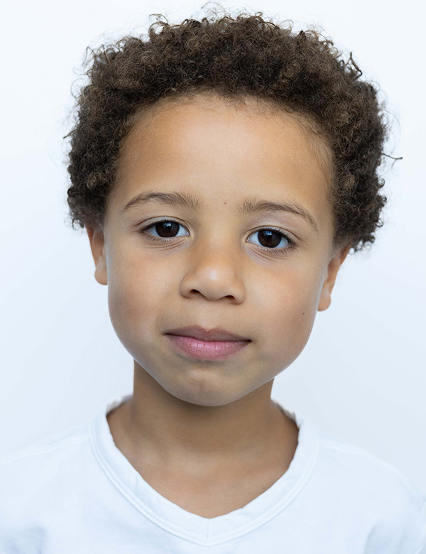 Kindermodel met bruin haar Alejo