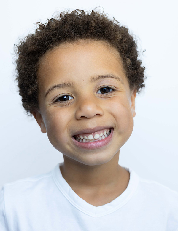 Kindermodel met bruin haar Alejo