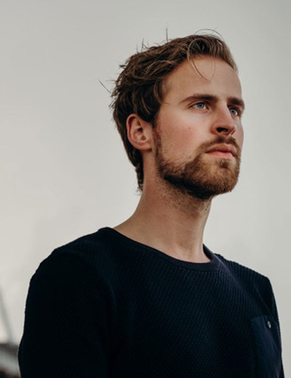 Mannelijk model Blond haar en blauwe ogen Alexander R.