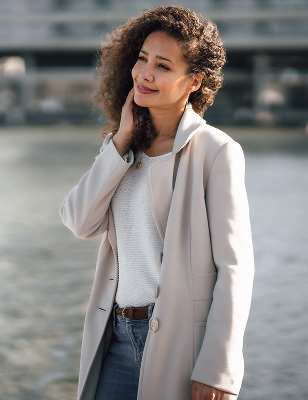 Vrouwelijk model met bruin krullend haar Alexandra