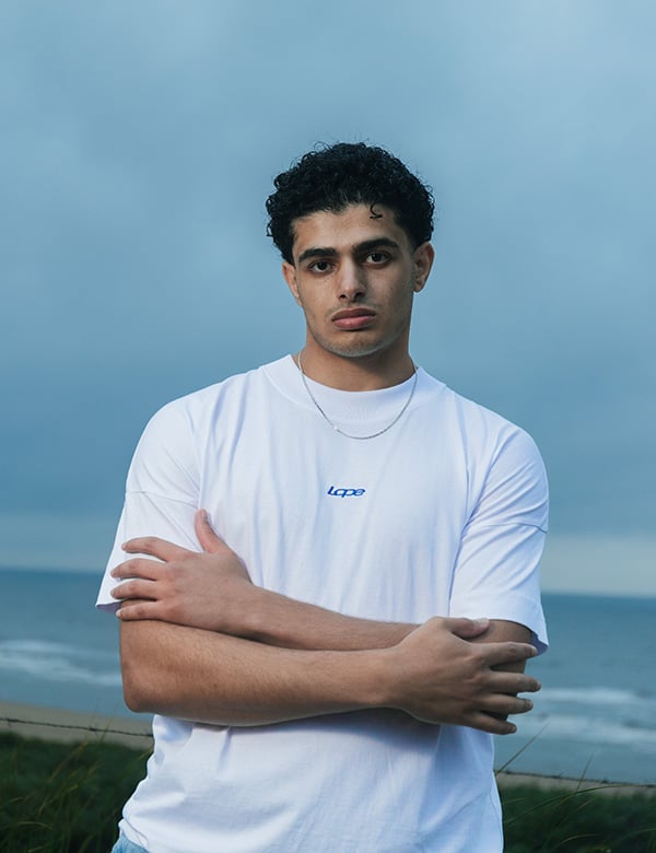 Mannelijk model met krullend haar Ali