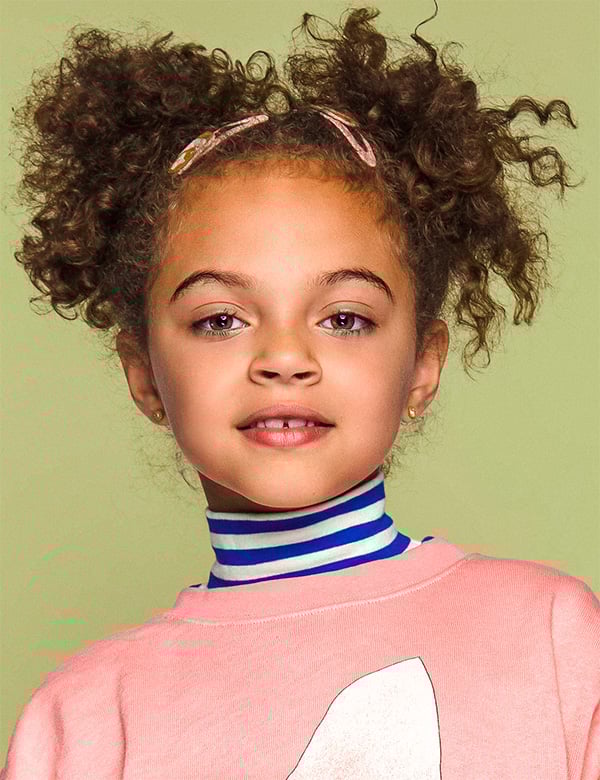 Kindermodel met donkerblond haar aliya s.