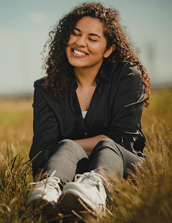 Vrouwelijk model met krullen Amany