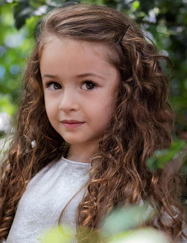 Kindermodel met bruin haar Amirah