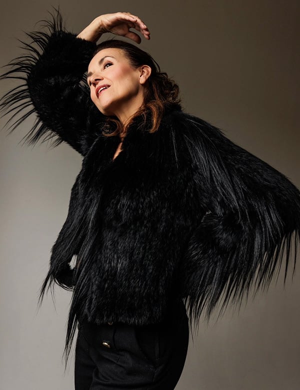 vrouwelijk model met donker haar, Anja S.