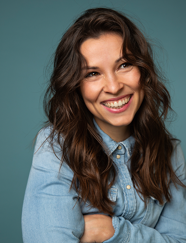 Vrouwelijk model met lang donker bruin haar Anna L.