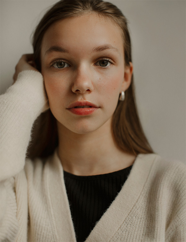 Tienermodel met lichtbruin haar Anna-Lisa