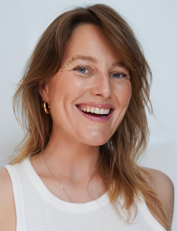 Vrouwelijk model met lang donker blond haar anna w.