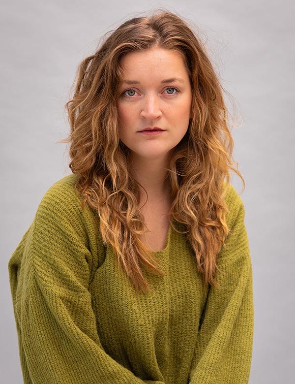 Vrouwelijk model met rossig haar Anne Beu.