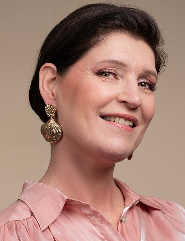 Vrouwelijk model met donker bruin haar anne-miek h.