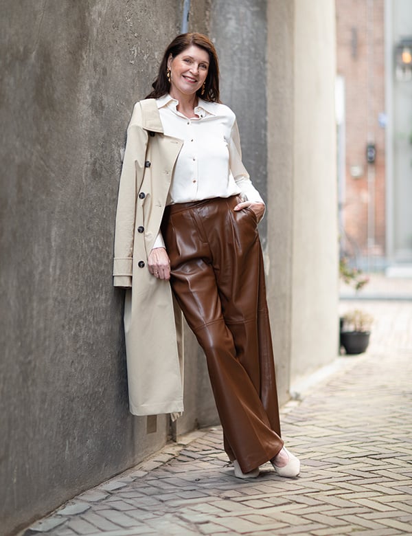 vrouwelijk model met donker bruin haar Anne-Miek H.