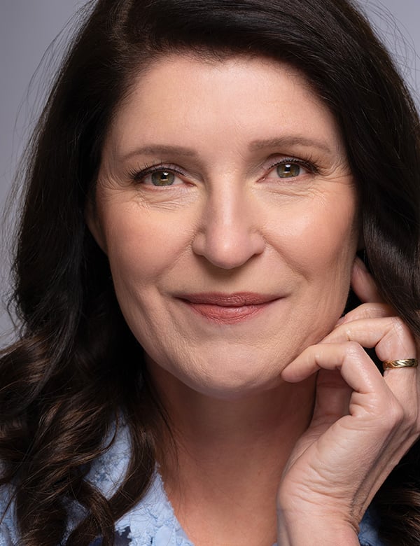 vrouwelijk model met donker bruin haar Anne-Miek H.