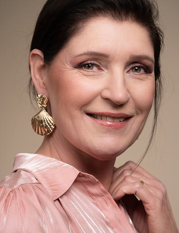 vrouwelijk model met donker bruin haar Anne-Miek H.