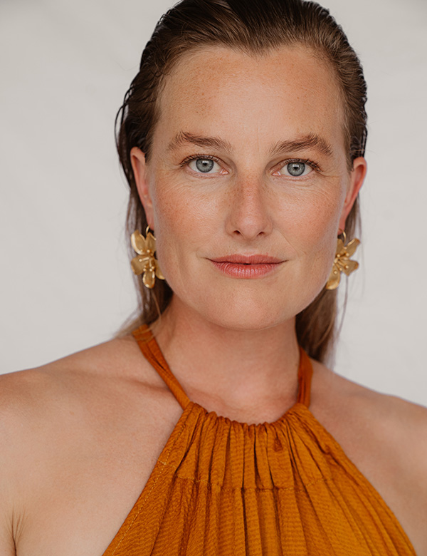 vrouwelijk model met lang donker blond haar Anna W.