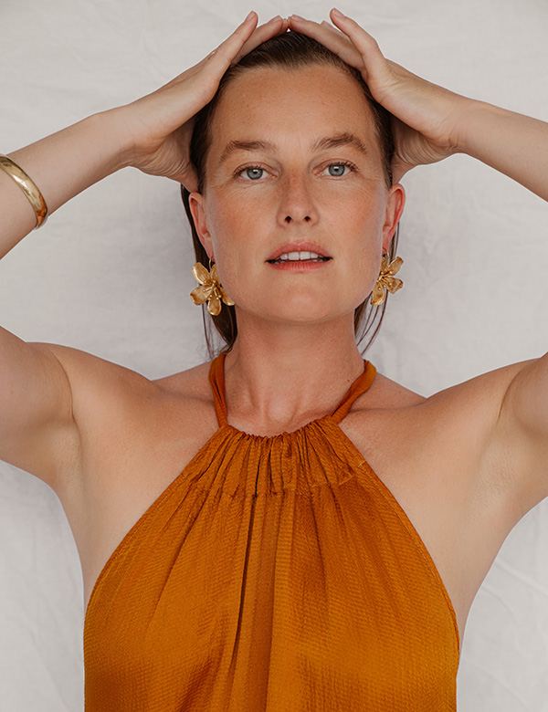 vrouwelijk model met lang donker blond haar Anna W.