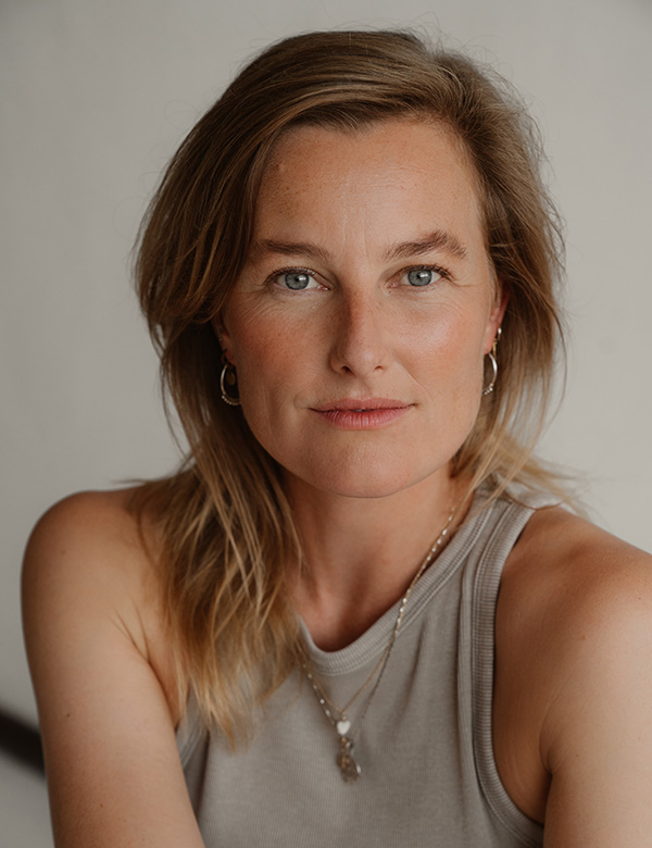 vrouwelijk model met lang donker blond haar Anna W.