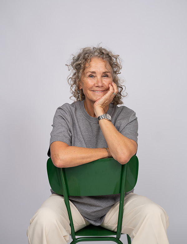 Senior model met krullen Anneke S.