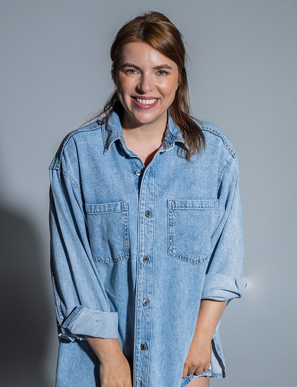 Vrouwelijk model met halflang haar Annelies