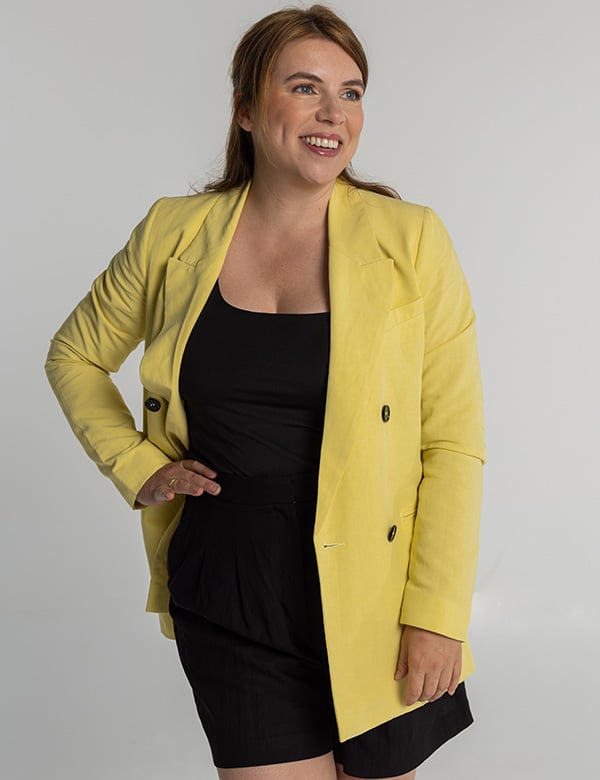 Vrouwelijk model met halflang haar Annelies