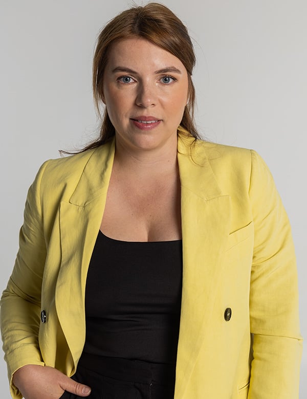 Vrouwelijk model met halflang haar Annelies