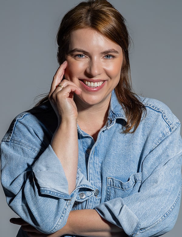 Vrouwelijk model met halflang haar Annelies