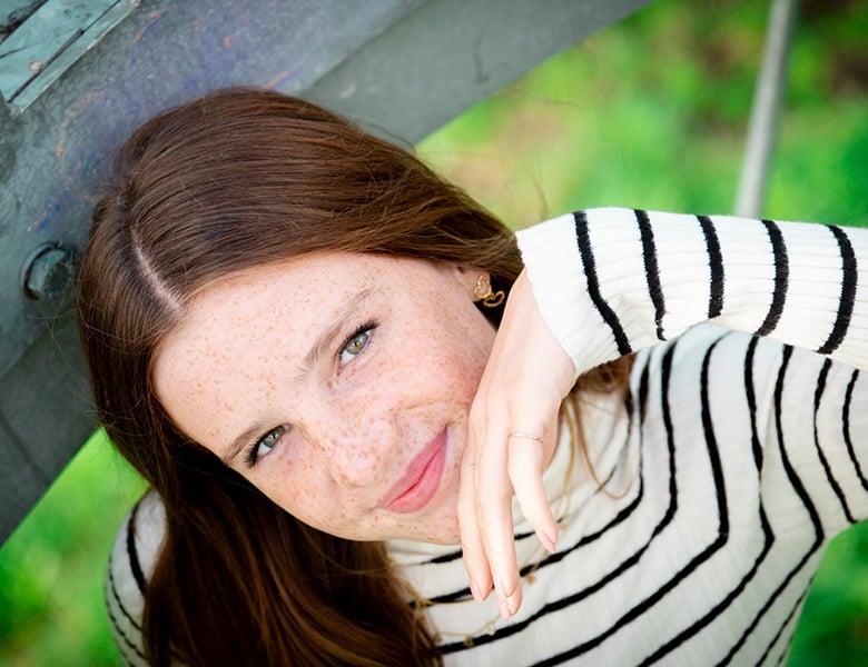 Kindermode met sproeten en rood haar Annemijn.