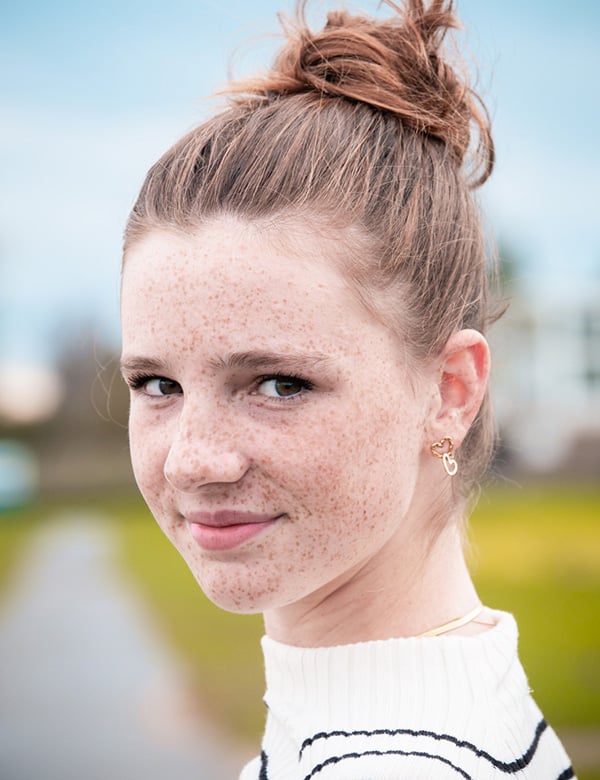 Kindermode met sproeten en rood haar Annemijn.