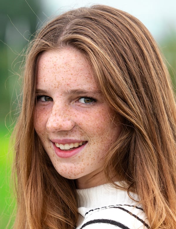 Model Kindermode met sproeten en rood haar annemijn.