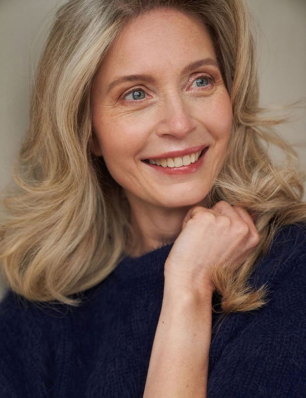 Vrouwelijk model met middellang blond haar Annet G.