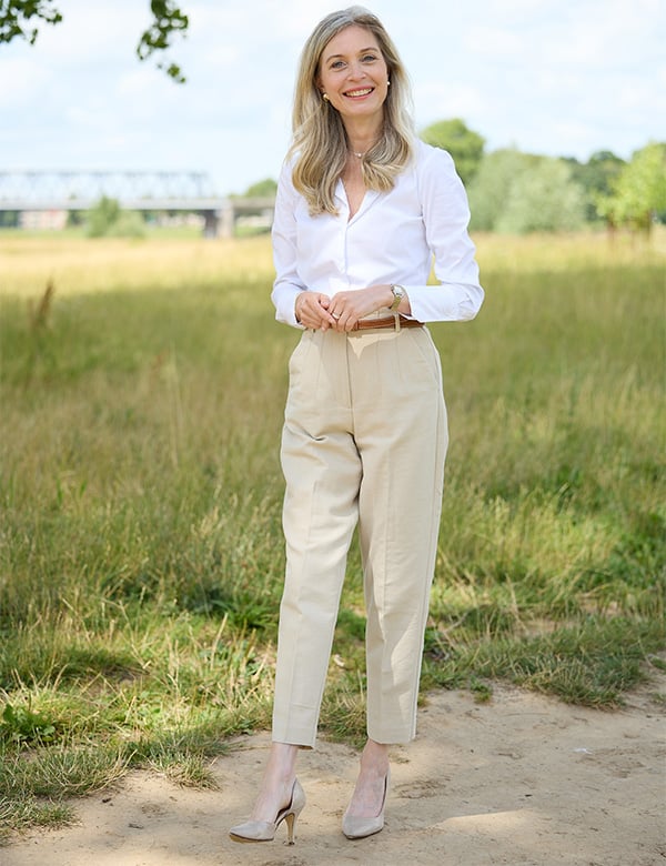 Vrouwelijk model met middellang blond haar Annet G.