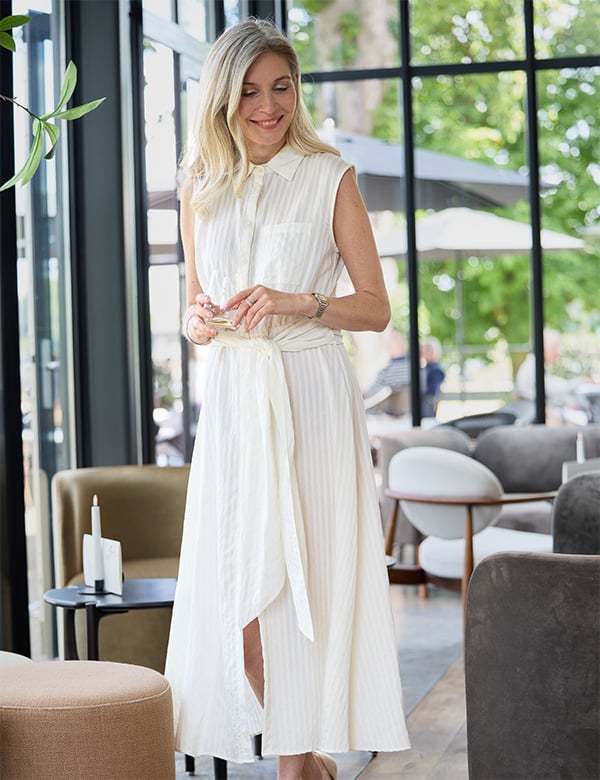 Vrouwelijk model met middellang blond haar Annet G.