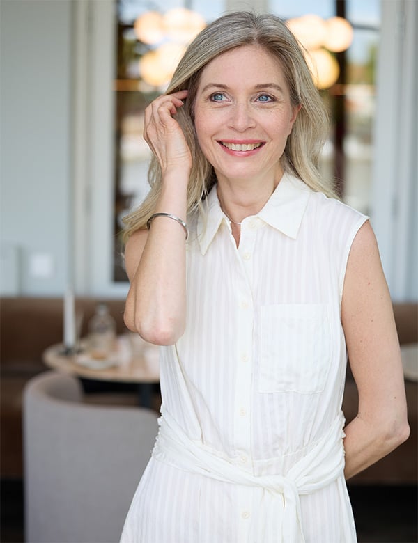Vrouwelijk model met middellang blond haar Annet G.