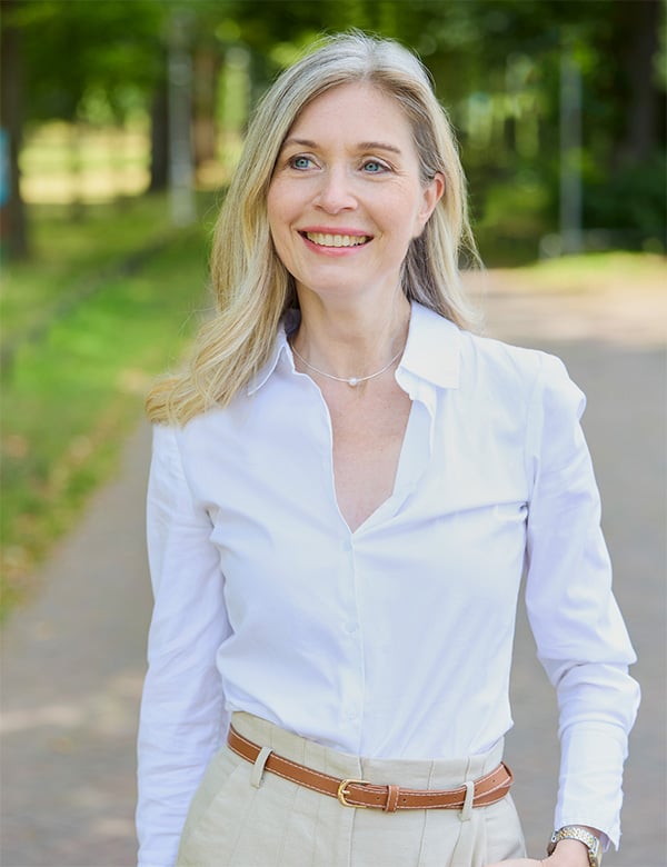 Vrouwelijk model met middellang blond haar Annet G.