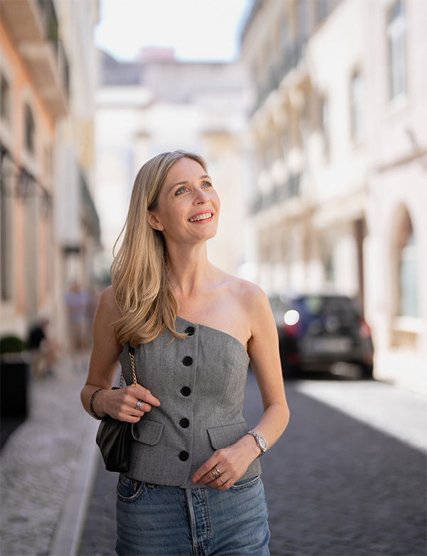 Vrouwelijk model met middellang blond haar Annet G.