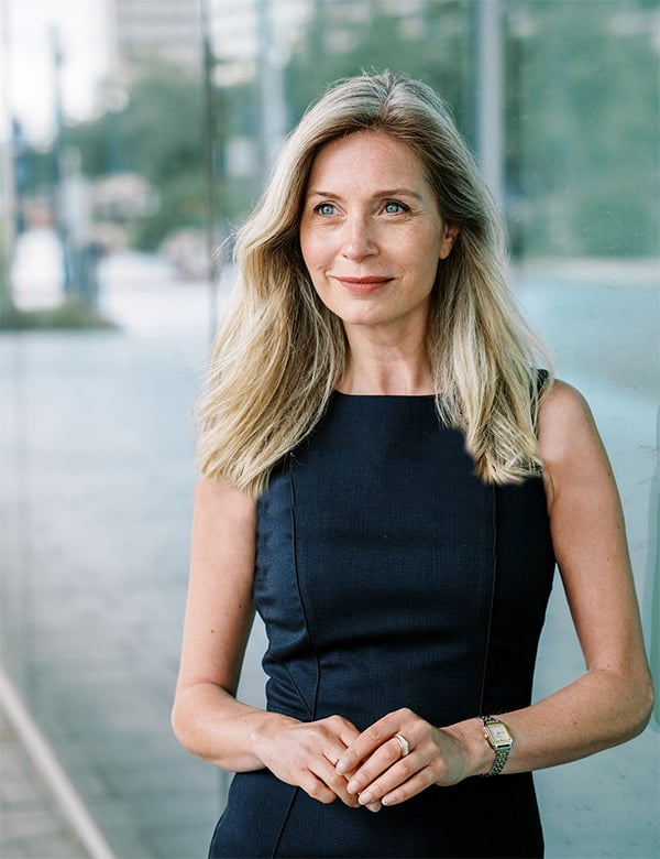 Vrouwelijk model met middellang blond haar Annet G.