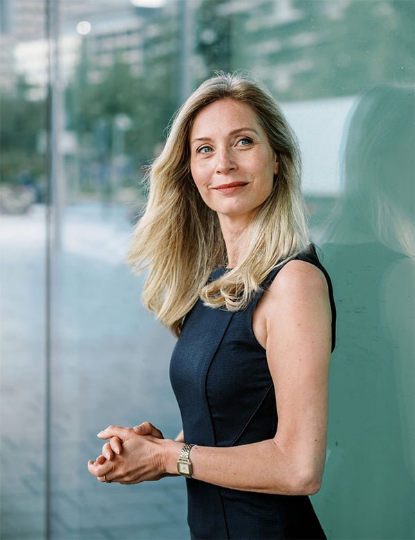 Vrouwelijk model met middellang blond haar Annet G.