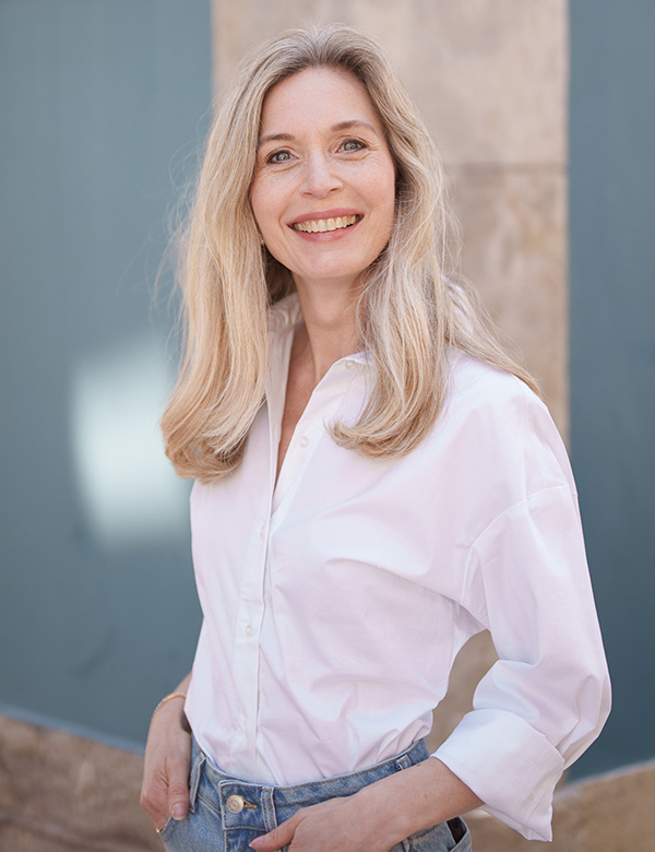 Vrouwelijk model met middellang blond haar Annet G.